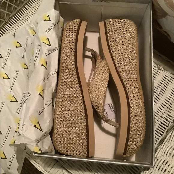 NIB VOLATILE Platform Sandal - Picture 2 of 13